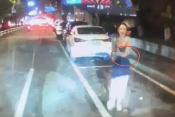 欧维策略 重庆一女子以身体强占公共车位 自称孕妇阻拦车辆离开引争执
